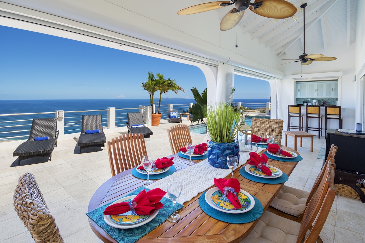 Outdoor living and dining at Villa Vista