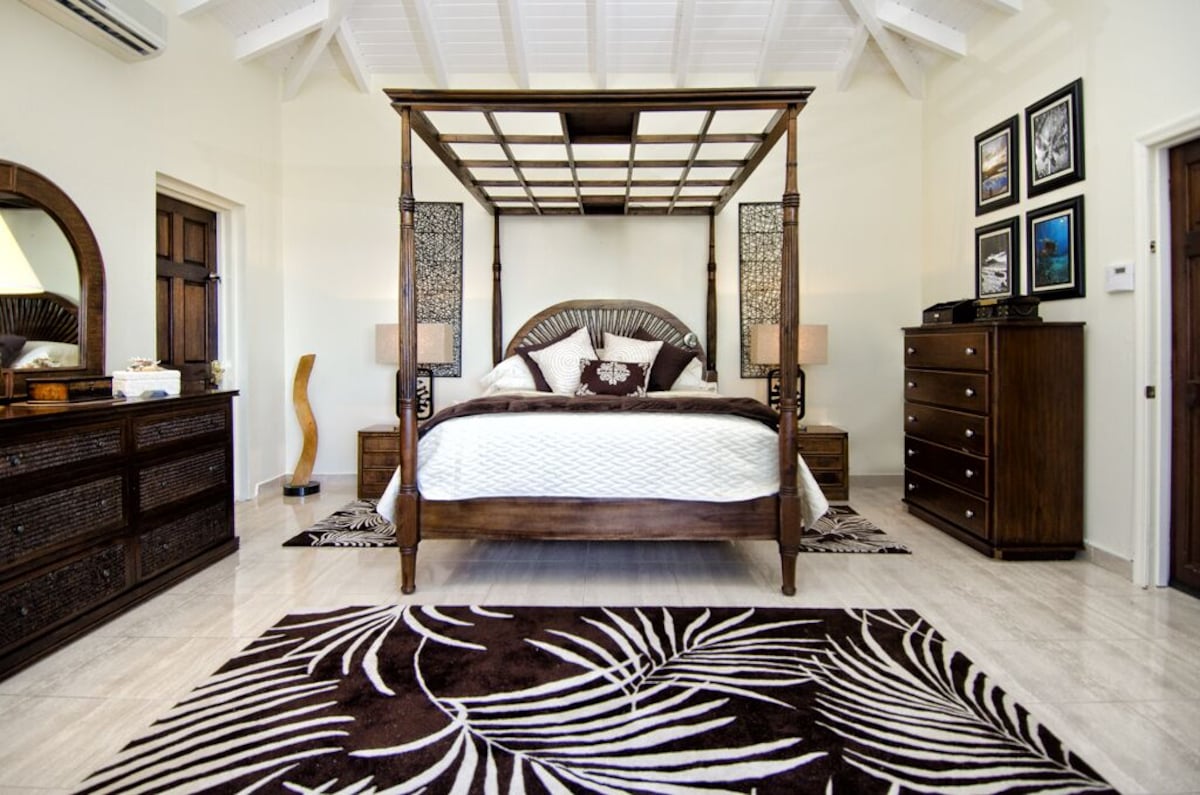 Luxury bedroom suite at Villa Vista